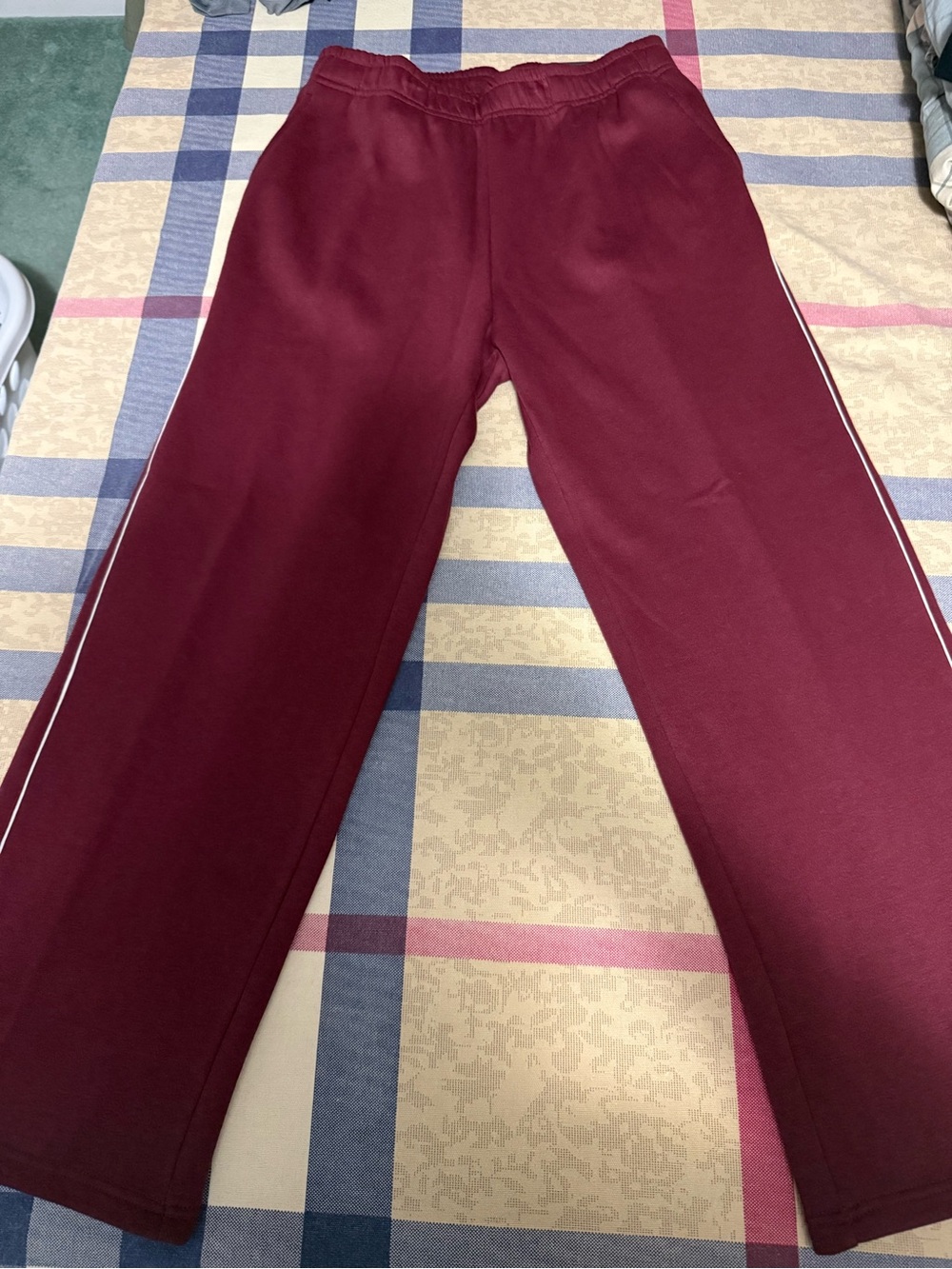 Tek Gear maroon men's fleece pants with white side piping (M)